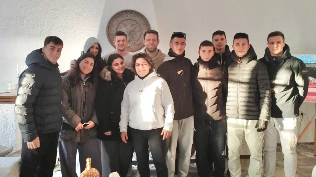 Ο Σ.Κασσελάκης φεύγει από τις Σπέτσες και αφήνει πίσω του 1.000 ευρώ σε μαθητές της Γ΄ Λυκείου για την πενθήμερή τους