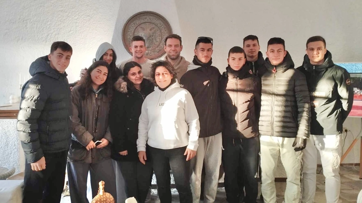 Ο Σ.Κασσελάκης φεύγει από τις Σπέτσες και αφήνει πίσω του 1.000 ευρώ σε μαθητές της Γ΄ Λυκείου για την πενθήμερή τους