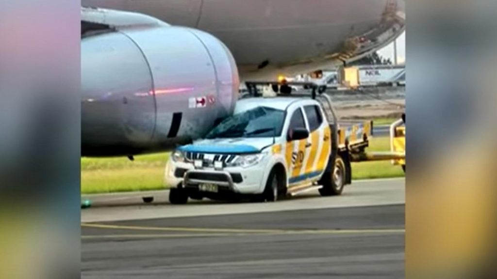 Σίδνεϊ: Αυτοκίνητο «καρφώθηκε» κάτω από τον κινητήρα αεροπλάνου (φωτο) 