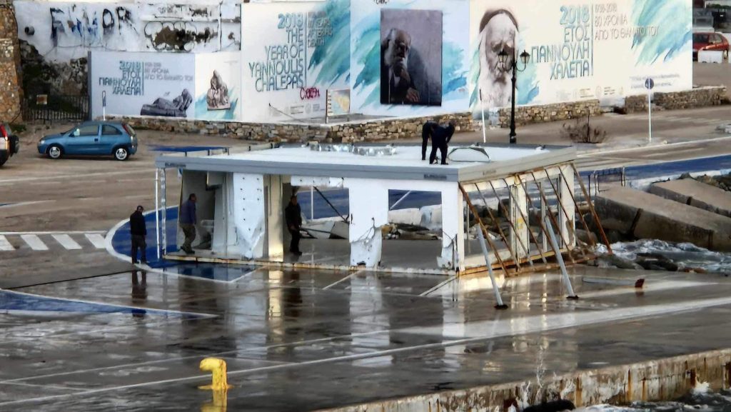 Τήνος: Καταστράφηκε από τον αέρα η «χάρτινη» εγκατάσταση του υδατοδρομίου στο λιμάνι (φώτο-βίντεο)