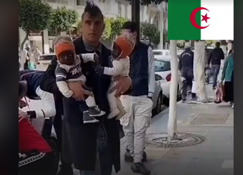 Αλγερία: Μουσουλμάνος δουλέμπορος πουλάει παιδιά – «Αγοράστε δύο και θα πάρετε και ένα δώρο» (βίντεο)