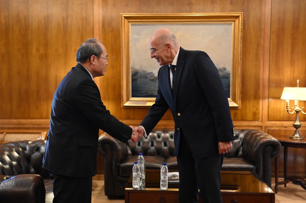 Με τον πρέσβη της Λαϊκής Δημοκρατίας της Κίνας συναντήθηκε ο Νίκος Δένδιας