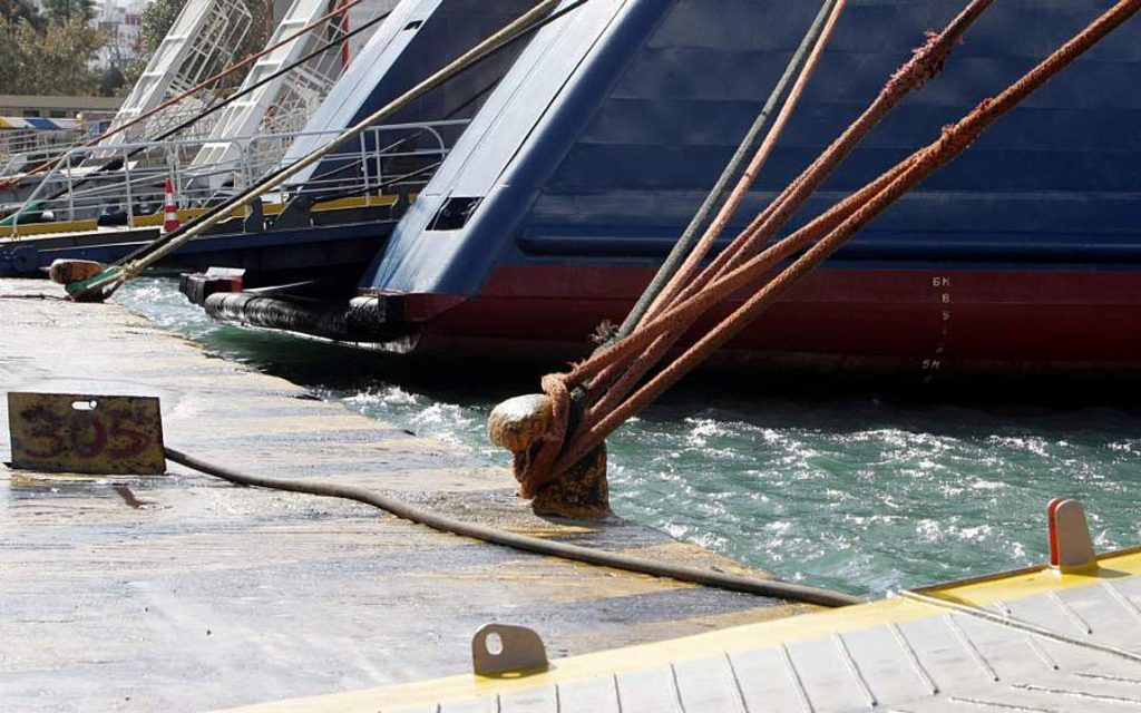 Προβλήματα στο λιμάνι του Λαυρίου λόγω θυελλωδών ανέμων – Επακούμβηση πλοίων και εμπλοκή αγκυρών