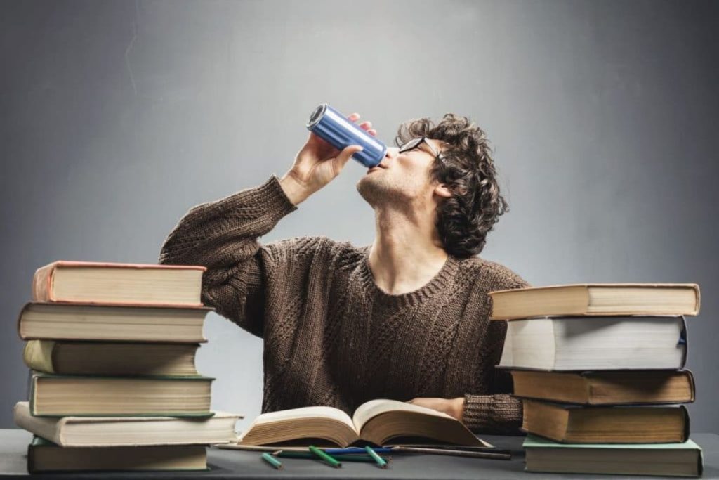 Νέα μελέτη: Τα ενεργειακά ποτά συνδέονται με κακή ποιότητα ύπνου των νέων