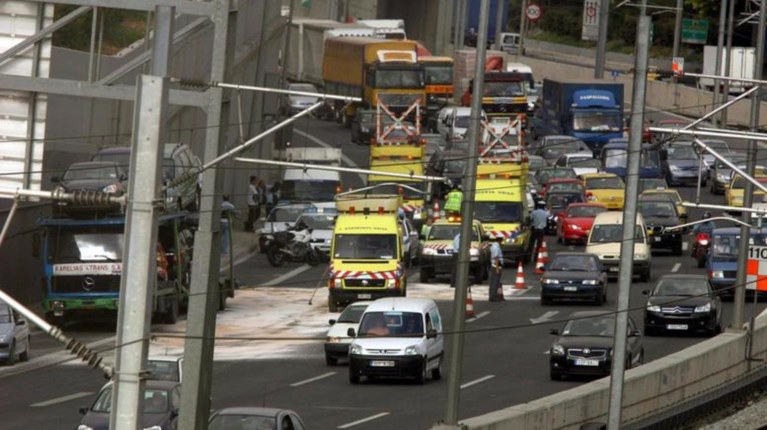 Aττική οδός: Συγκρούστηκαν δύο βυτιοφόρα με ΙΧ – Πολίτης καταγγέλει στο pronews.gr την έλλειψη ελέγχου από τους αρμόδιους φορείς (upd)