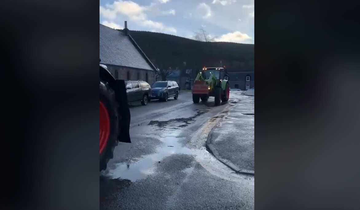 Στους δρόμους οι Ιταλοί και οι Σκωτσέζοι αγρότες (βίντεο) 