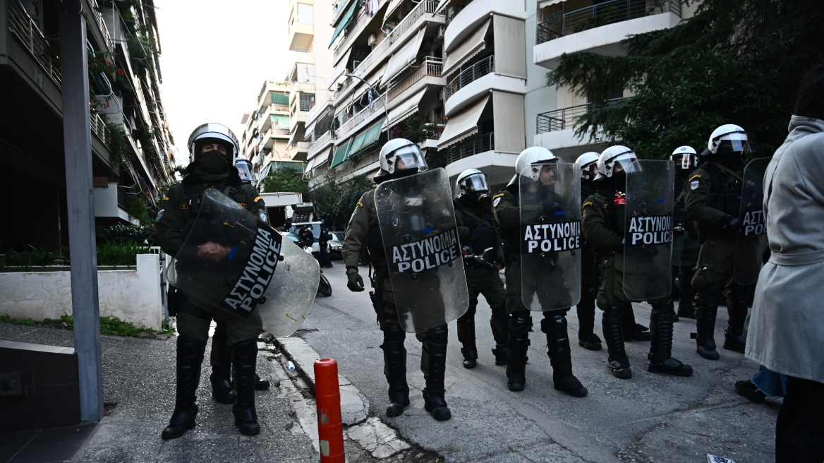 Έκαναν έξωση στην δημοσιογράφο Ιωάννα Κολοβού και την συνέλαβαν! – Έσπασαν την πόρτα της με… πριόνι (upd)