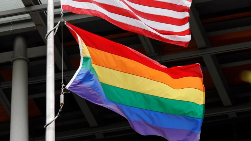 Φλόριντα: Οι Ρεπουμπλικανοί κατήργησαν την ΛΟΑΤΚΙ σημαία στα κυβερνητικά κτίρια και οι ομοφυλόφιλοι διαμαρτύρονται (βίντεο)