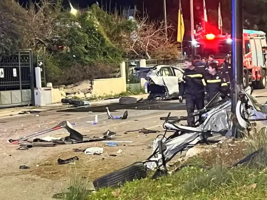 Θανατηφόρο τροχαίο στη Βούλα: Τα μηνύματα συμπαράστασης στις οικογένειες των 19χρονων και οι μαρτυρίες των κατοίκων