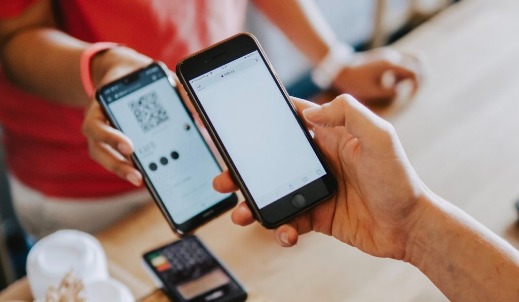 Οι νέοι «γυρίζουν την πλάτη» στα POS και επιλέγουν το IRIS – Κατά… 300% αυξήθηκαν οι συναλλαγές το 2023!