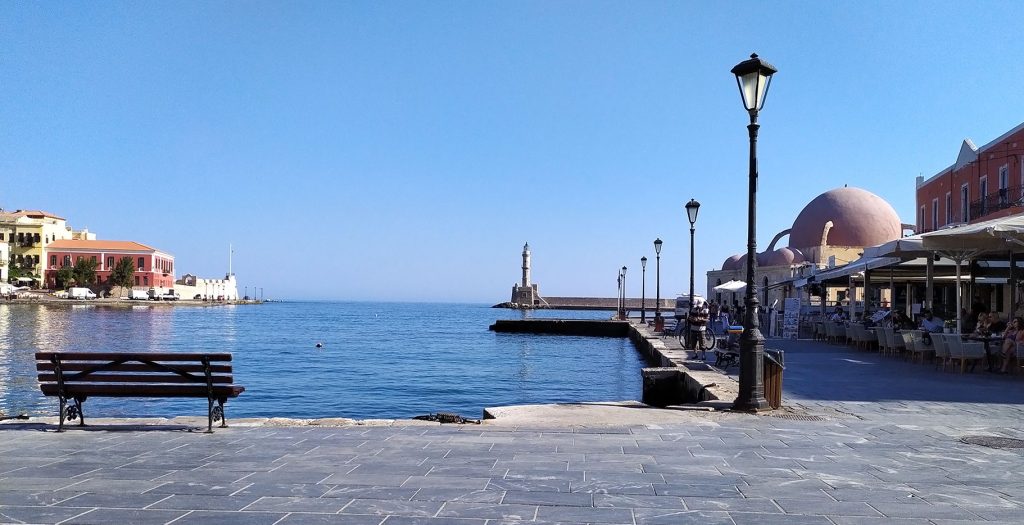 Χανιά: Αυτοκίνητο έπεσε στο Ενετικό λιμάνι – Ο 54χρονος οδηγός πρόλαβε να βγει (φώτο) (upd)