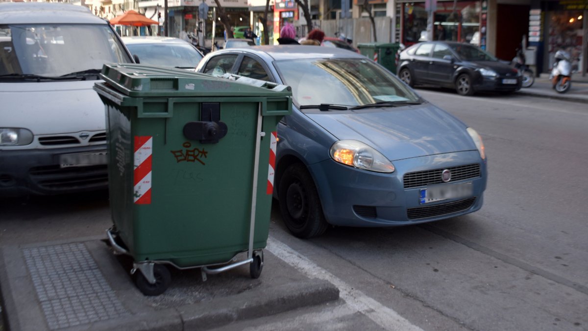 Αυτό είναι το πρόστιμο για όσους παρκάρουν μπροστά από κάδο απορριμμάτων