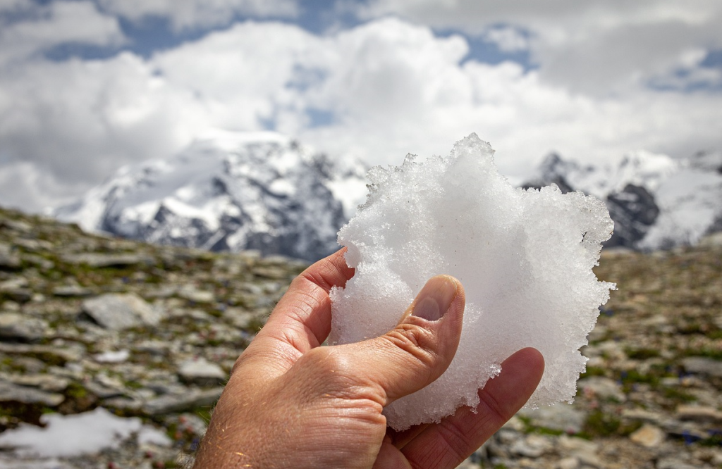 Το παγωτό από χιόνι έχει διχάσει το διαδίκτυο: «Μπορεί να προκαλέσει προβλήματα – Είναι μια αηδία»