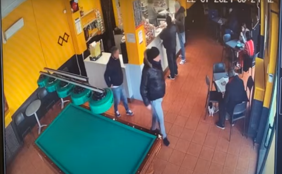 Τρομακτικό τροχαίο στην Ιταλία: ΙΧ καρφώθηκε σε καφετέρια – Εκσφενδονίστηκε πελάτης (βίντεο)