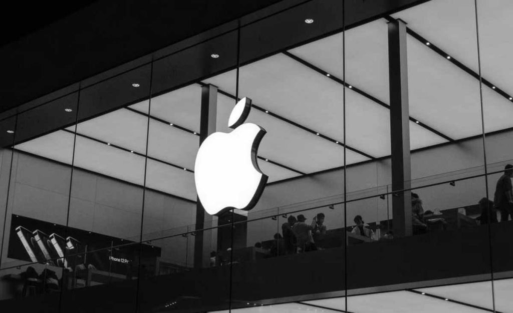 Apple: Η εταιρεία θα επιτρέψει τη χρήση εναλλακτικών app store για τα iPhone που πωλούνται στην ΕΕ