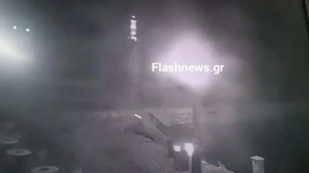 Χανιά: Η στιγμή που αυτοκίνητο κάνει «βουτιά» στο παλιό λιμάνι (βίντεο)