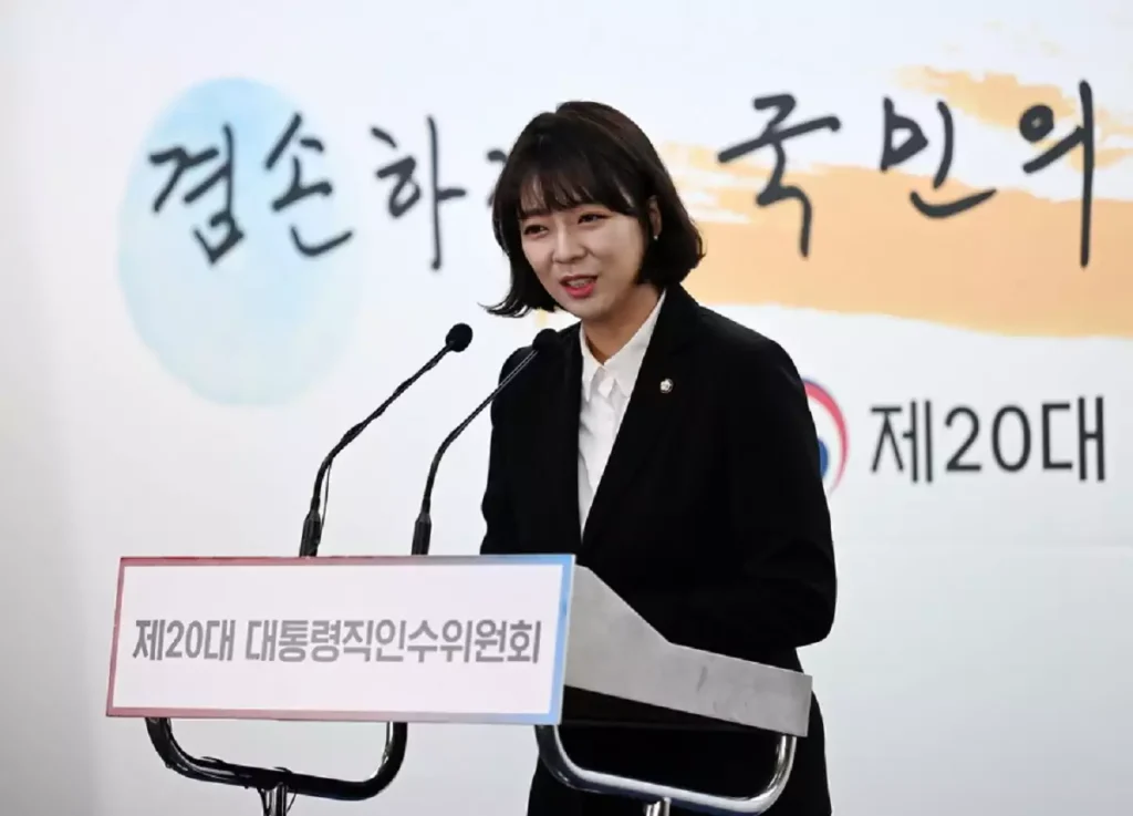 Νότια Κορέα: Γυναίκα βουλευτής δέχθηκε επίθεση στο κεφάλι από άγνωστο