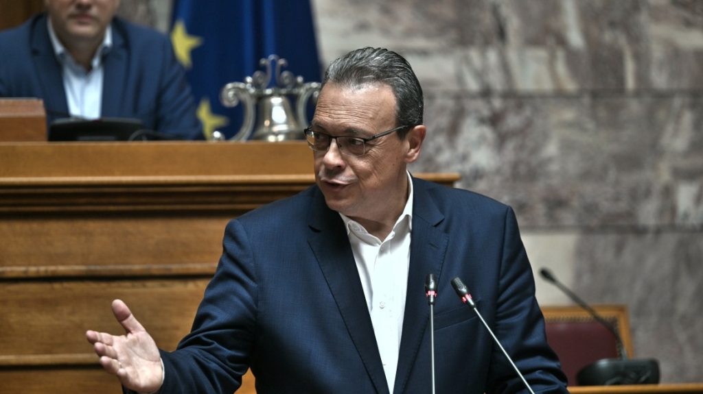 Σ.Φάμελλος: «Υπάρχει πολιτικό πρόβλημα όταν υπουργός δεν υπερψηφίζει νομοσχέδιο»