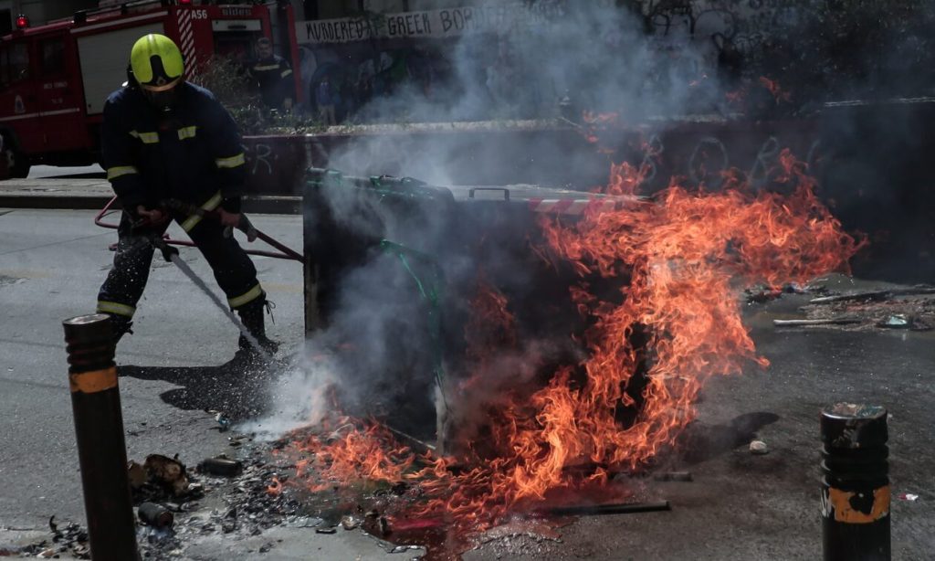 Επεισόδια στην Πατησίων – Έσπασαν τζαμαρίες μαγαζιών και έβαλαν φωτιά σε κάδους (βίντεο)