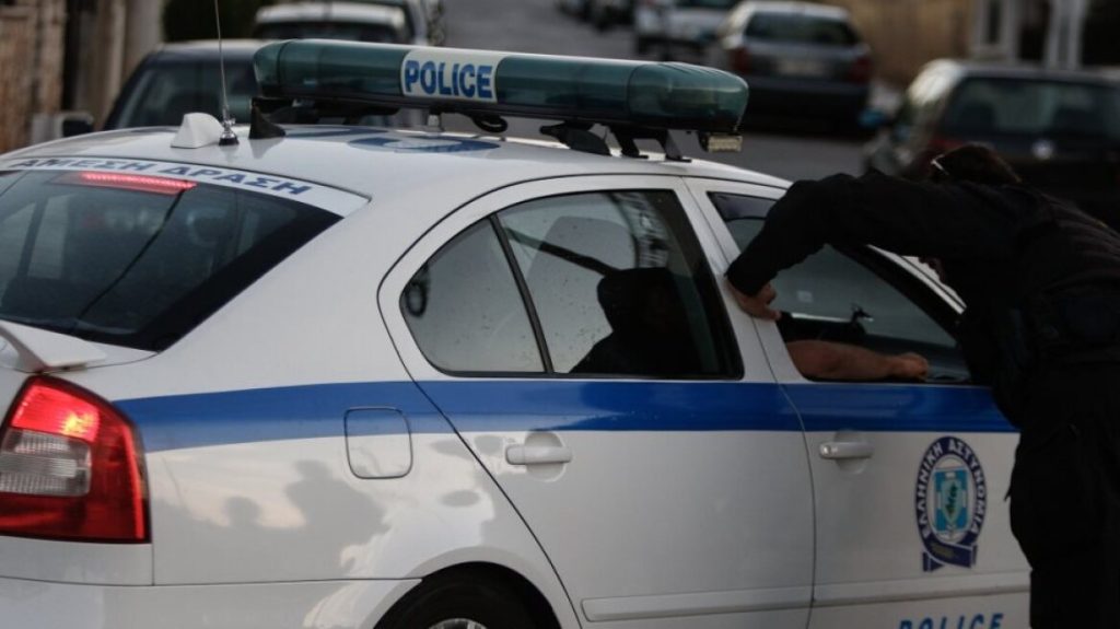 Λέσβος: 12χρονος πόζαρε με όπλο πάνω σε περιπολικό κάνοντας άσεμνες χειρονομίες