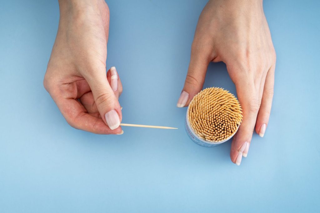 Νέα επικίνδυνη τάση στο TikTok: Τηγανίζουν οδοντογλυφίδες και τις τρώνε