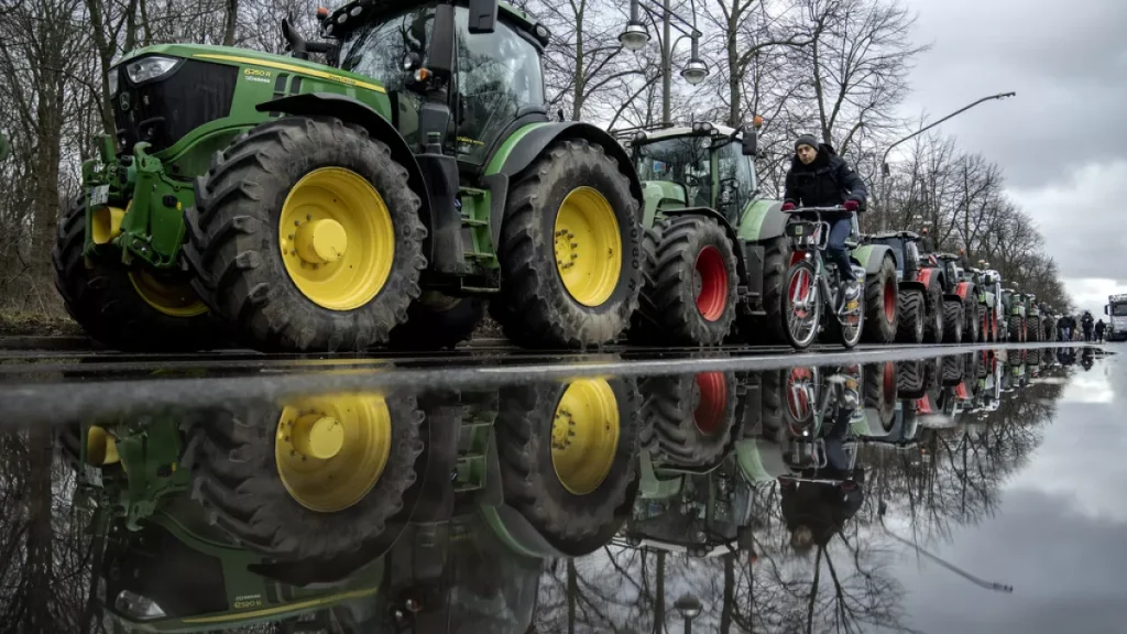 Γαλλία: Οι αγρότες απέκλεισαν δρόμους και προειδοποιούν ότι θα «μπουν» στο Παρίσι – Το μήνυμα των μυστικών υπηρεσιών στον Ατάλ