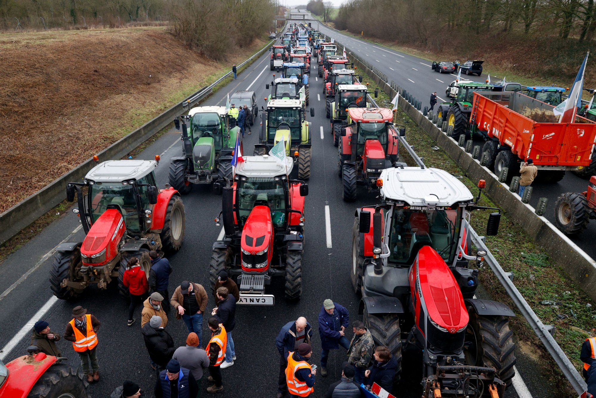 Η κυβέρνηση της Γαλλίας εγκαταλείπει το σχέδιο αύξησης του φόρου στο αγροτικό ντίζελ μετά τις κινητοποιήσεις των αγροτών
