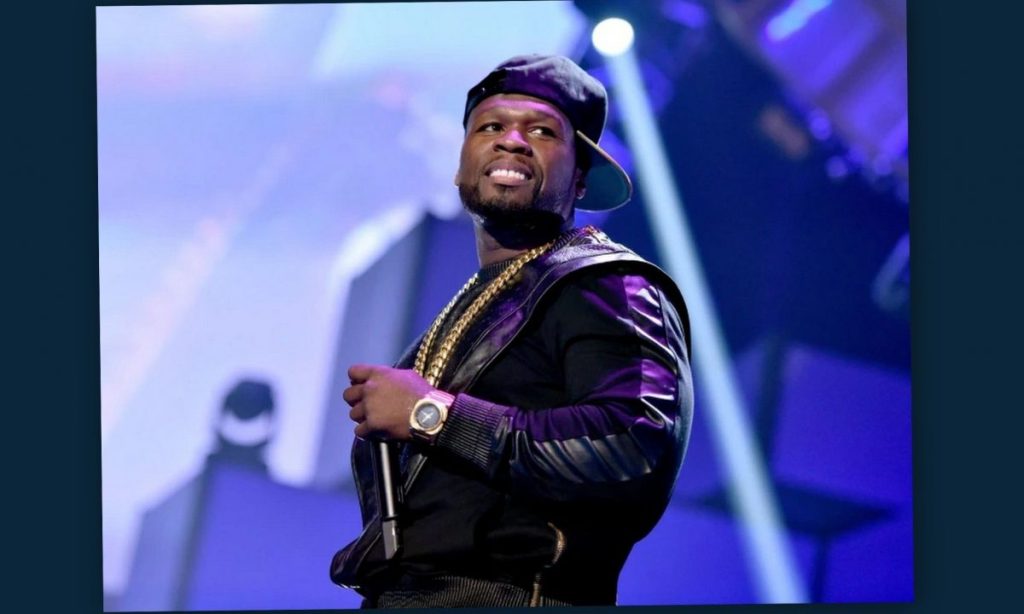 Μπλεξίματα για τον 50 Cent: Μήνυση από γυναίκα που τραυματίστηκε από μικρόφωνο που πέταξε ο ράπερ σε συναυλία (βίντεο)