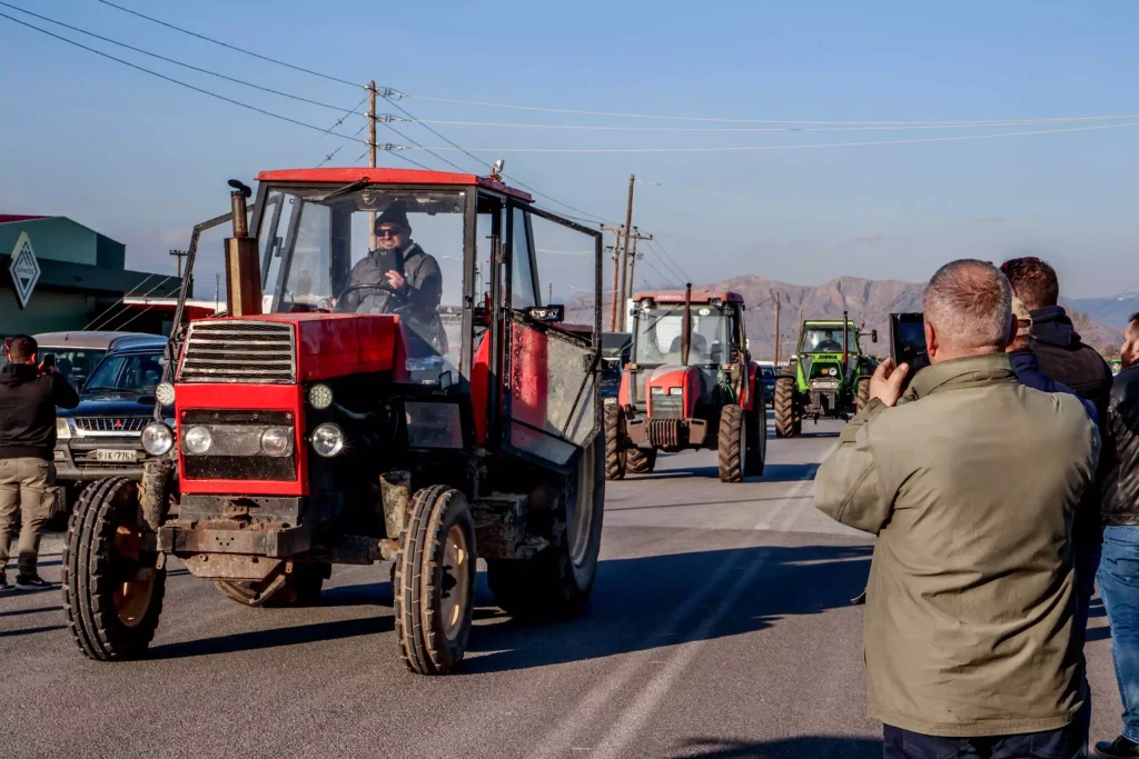 Κοζάνη: Οι αγρότες ζεσταίνουν τα τρακτέρ τους για να ξεκινήσουν μηχανοκίνητη πορεία στο κέντρο της πόλης
