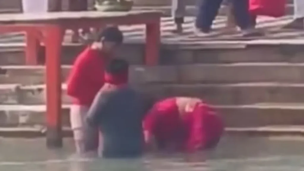 Φρίκη στην Ινδία: Οικογένεια έπνιξε στον Γάγγη 5χρονο με λευχαιμία επειδή πίστευε ότι έτσι θα… θεραπευτεί