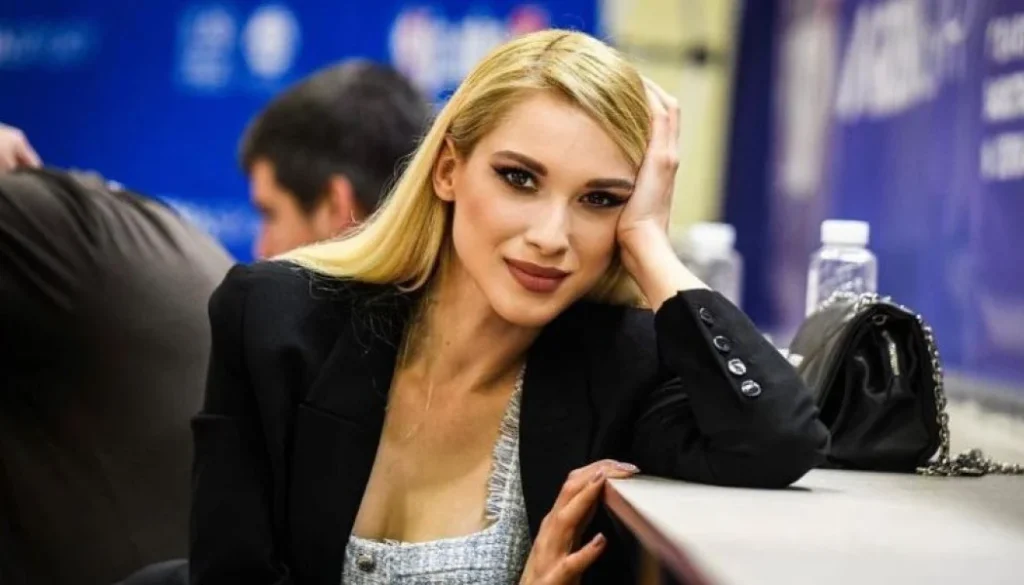 Κ.Τόμιτς: Ποια είναι η καλλονή ρεπόρτερ που μαγνήτισε όλα τα βλέμματα στο Μακάμπι-Παναθηναϊκός (φωτο)