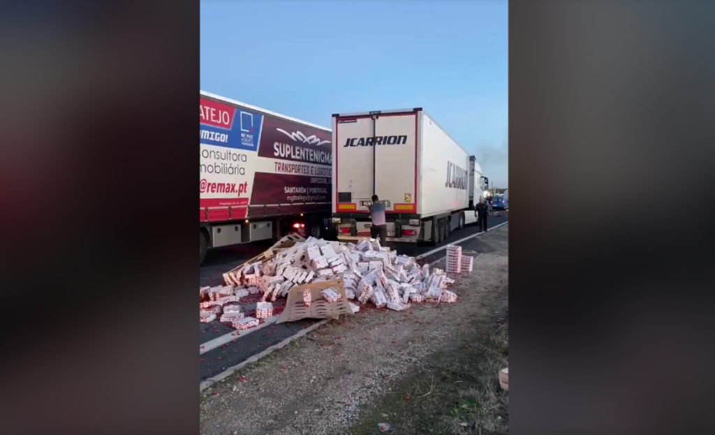 Γαλλία: Οι φορτηγατζήδες στηρίζουν το μπλόκο των αγροτών – Πετούν κρασί στο δρόμο (βίντεο) 