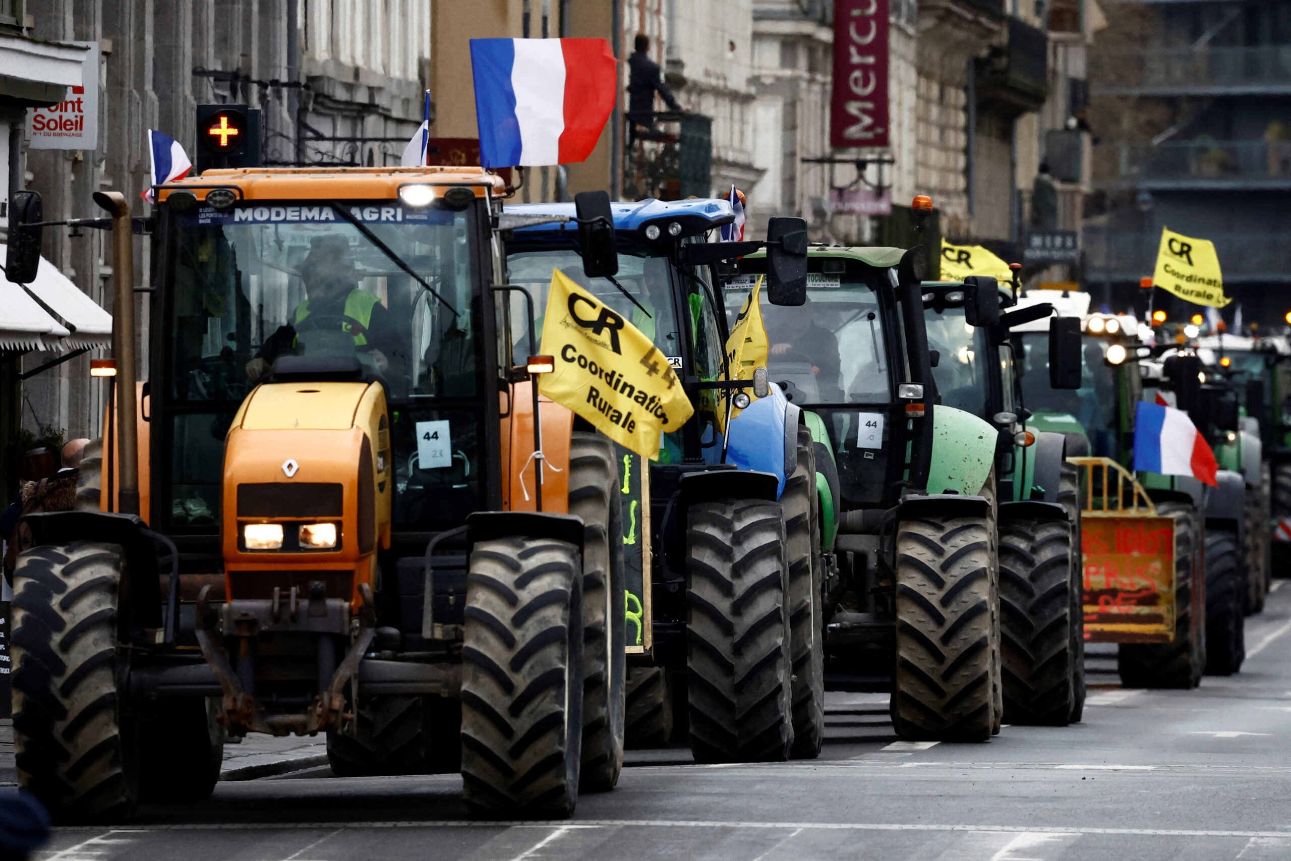 Γαλλία: Αγρότες παρέταξαν τρακτέρ σε παραλία όπου έχει εξοχικό ο Ε.Μακρόν (βίντεο)