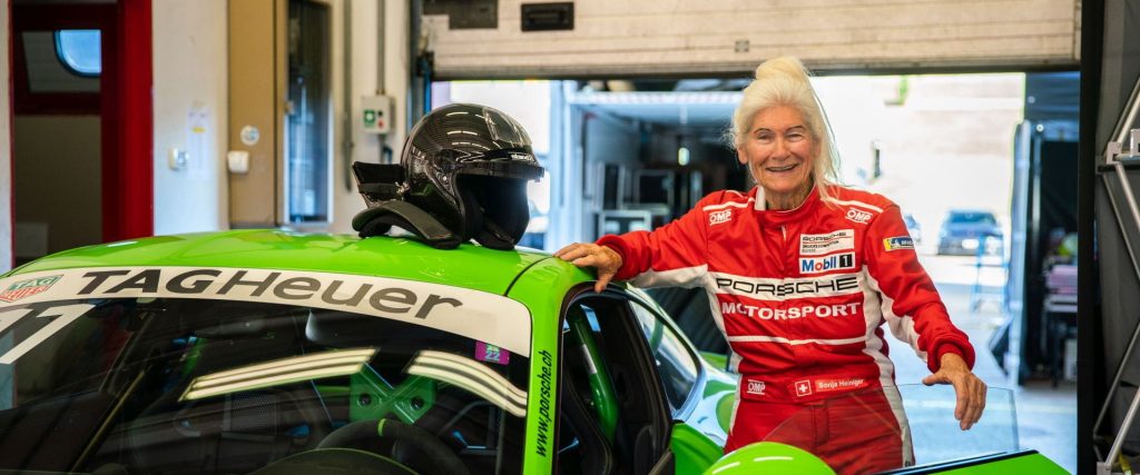Η 83χρονη συνταξιούχος που «οργώνει» τις πίστες της Ευρώπης με Porsche και Lamborghini (βίντεο)