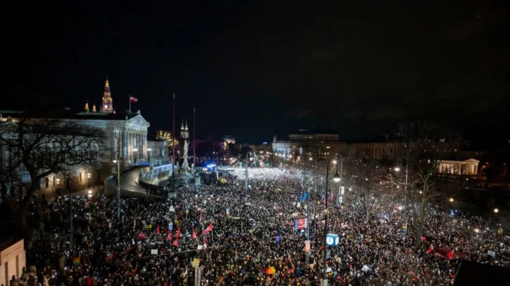 Μετανάστες από Αφρική και Ασία μαζί με ακροαριστερές οργανώσεις και ΛΟΑΤΚΙ διαδήλωσαν στην Βιέννη κατά των πατριωτικών κομμάτων