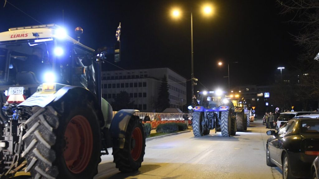 Οι αγρότες μπήκαν με τα τρακτέρ στο κέντρο των Ιωαννίνων (βίντεο)