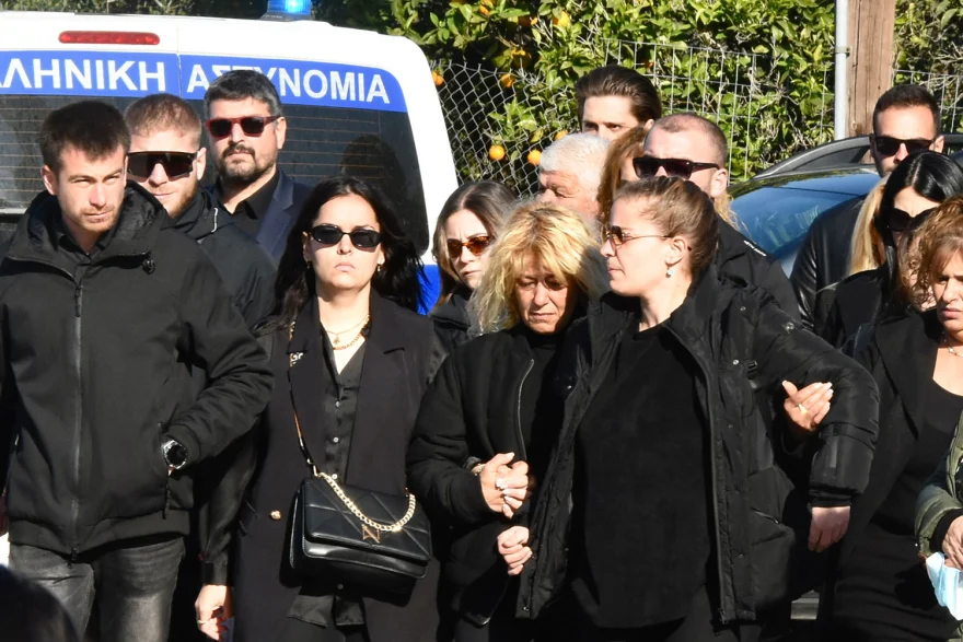 Μεσολόγγι: Το τελευταίο «αντίο» στον Μπάμπη που δολοφονήθηκε – «Αχ παιδάκι μου», ο σπαραγμός της μητέρας