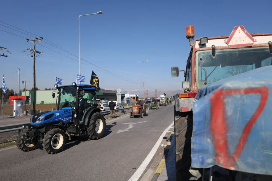 Τρίκαλα: Σε συμβολικό αποκλεισμό για μισή ώρα της Εθνικής Οδού Τρικάλων – Λάρισας προχώρησαν οι αγρότες