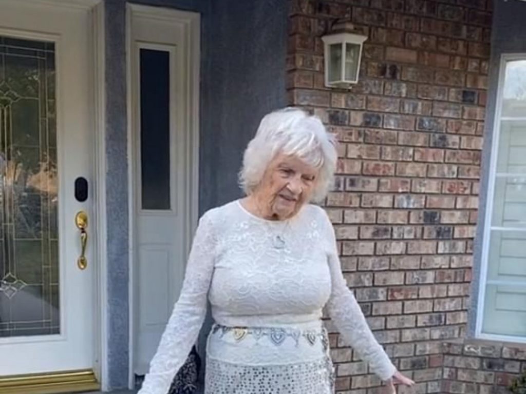 Η 91χρονη που κάνει θραύση στο TikTok φορώντας μίνι φούστες και ψηλοτάκουνα (βίντεο)