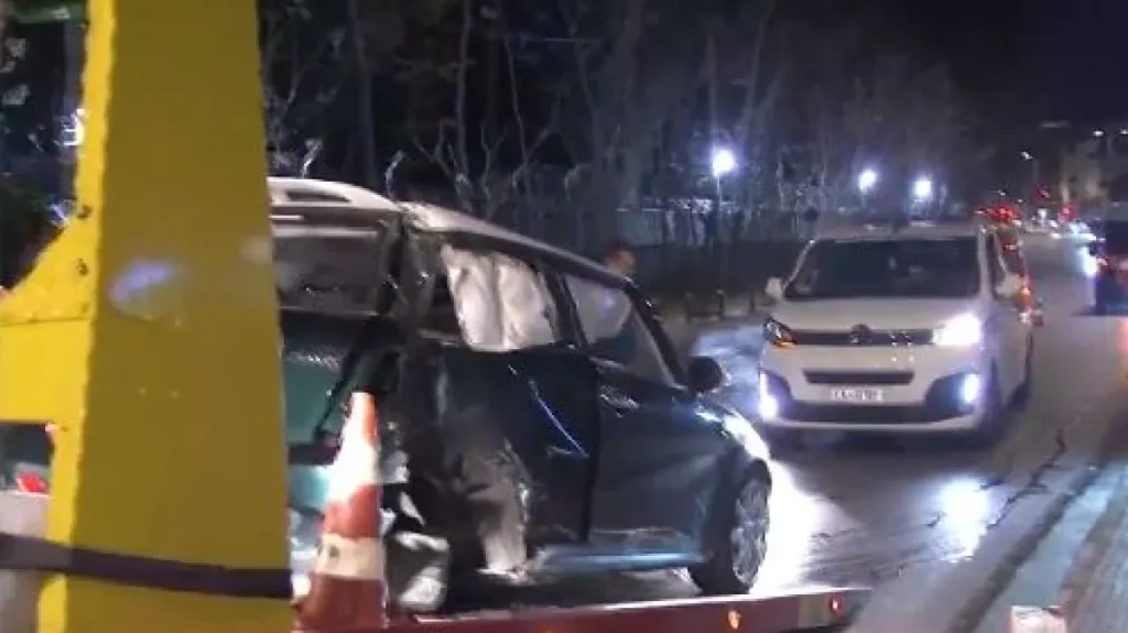 Αυτοκίνητο έκανε τετακέ στη Λεωφόρο Μεσογείων τα ξημερώματα και έπεσε σε κολόνα
