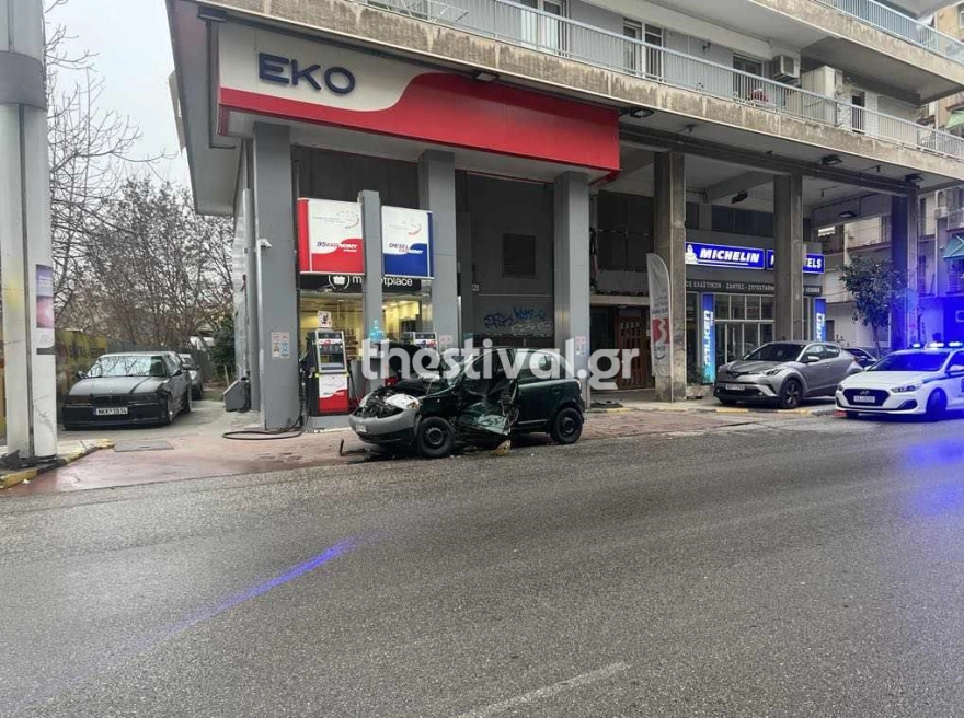 Νέο τροχαίο ατύχημα στη Θεσσαλονίκη: ΙΧ έπεσε πάνω σε σταθμευμένα αυτοκίνητα μετά από τρελή πορεία – Δύο τραυματίες