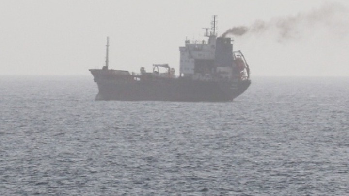 Επίθεση των Χούθι σε δεξαμενόπλοιο στον κόλπο του Άντεν: Προσπάθειες να τεθεί υπό έλεγχο η πυρκαγιά