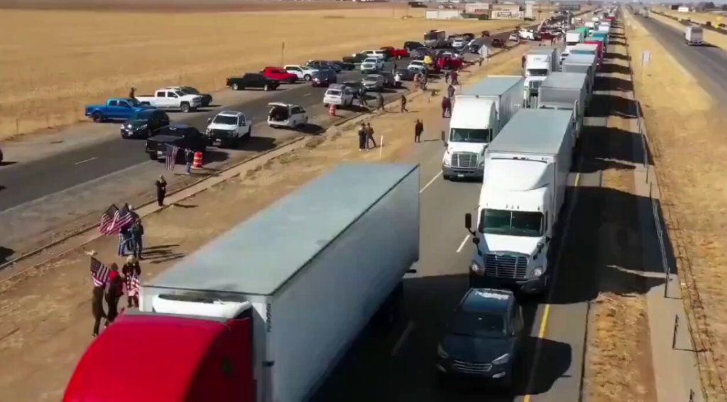 Πατριωτικός «πυρετός» στις ΗΠΑ για να υπερασπιστούν τα σύνορα του Τέξας από τους παράνομους μετανάστες