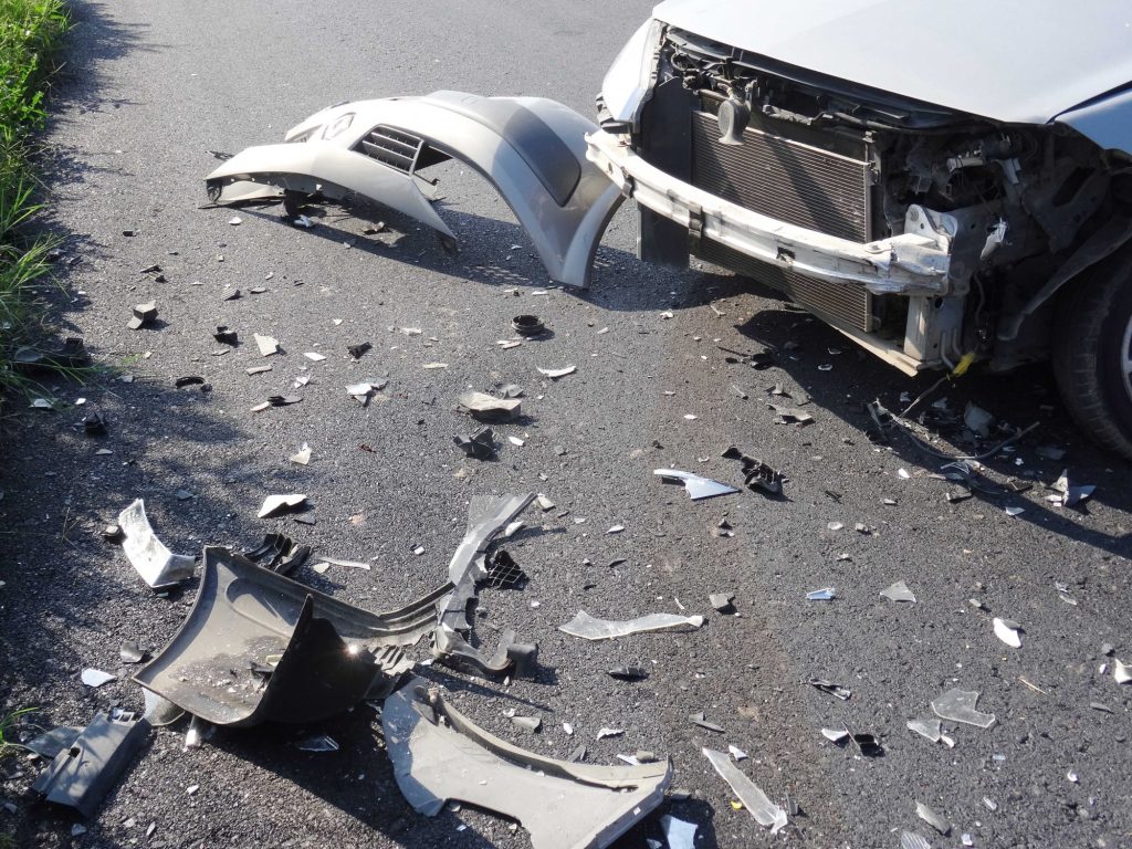 Λαμία: Αυτοκίνητο «καρφώθηκε» σε κολόνα φωτισμού