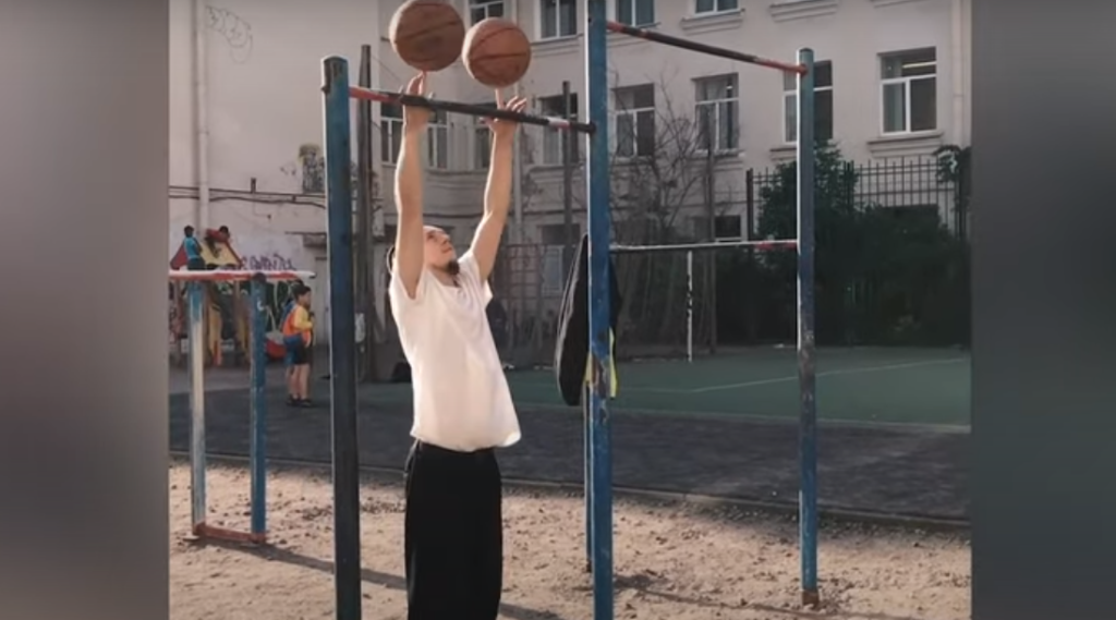 Ζογκλέρ χειρίζεται την μπάλα μπάσκετ καλύτερα και από μπασκετμπολίστα (βίντεο)