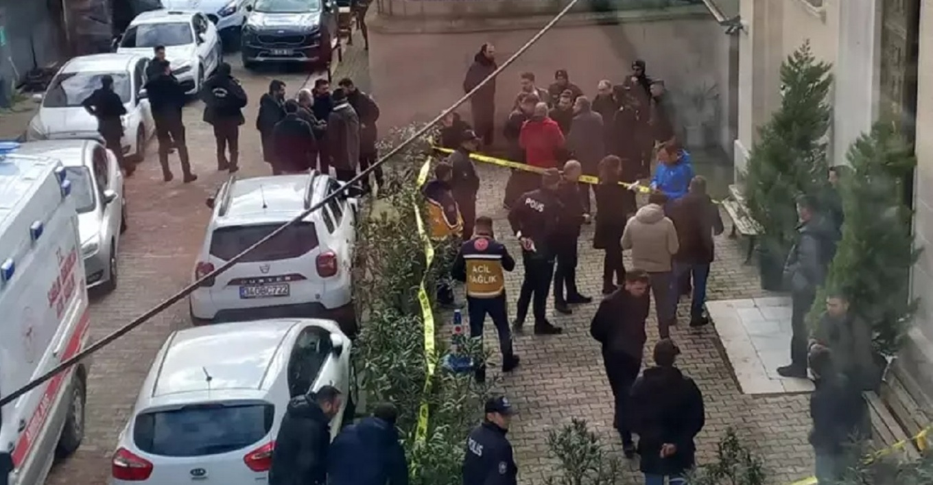 Κωνσταντινούπολη: Η στιγμή που οι δύο ένοπλοι μασκοφόροι βαδίζουν προς την καθολική εκκλησία (βίντεο)