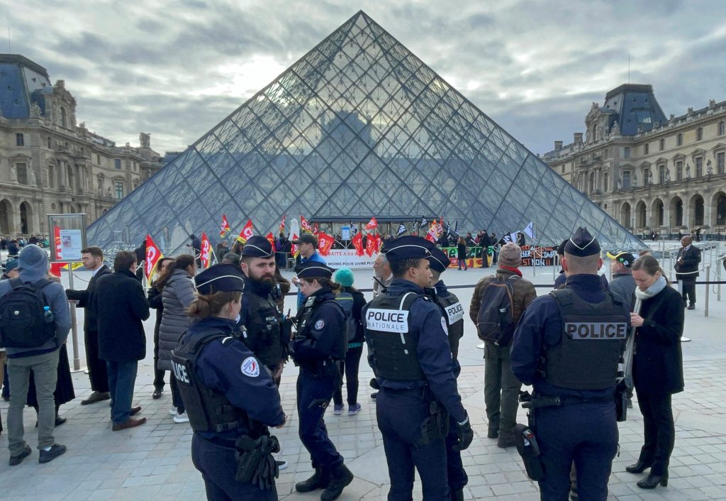 Γαλλία: Διαδηλωτές πέταξαν σούπα στον πίνακα της Μόνα Λίζα στο Μουσείο του Λούβρου (βίντεο)
