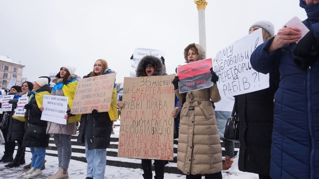 Ουκρανοί διαδηλωτές στο Κίεβο ζητούν να αποστρατευθούν τα παιδιά τους που υπηρετούν 18 μήνες στην πρώτη γραμμή