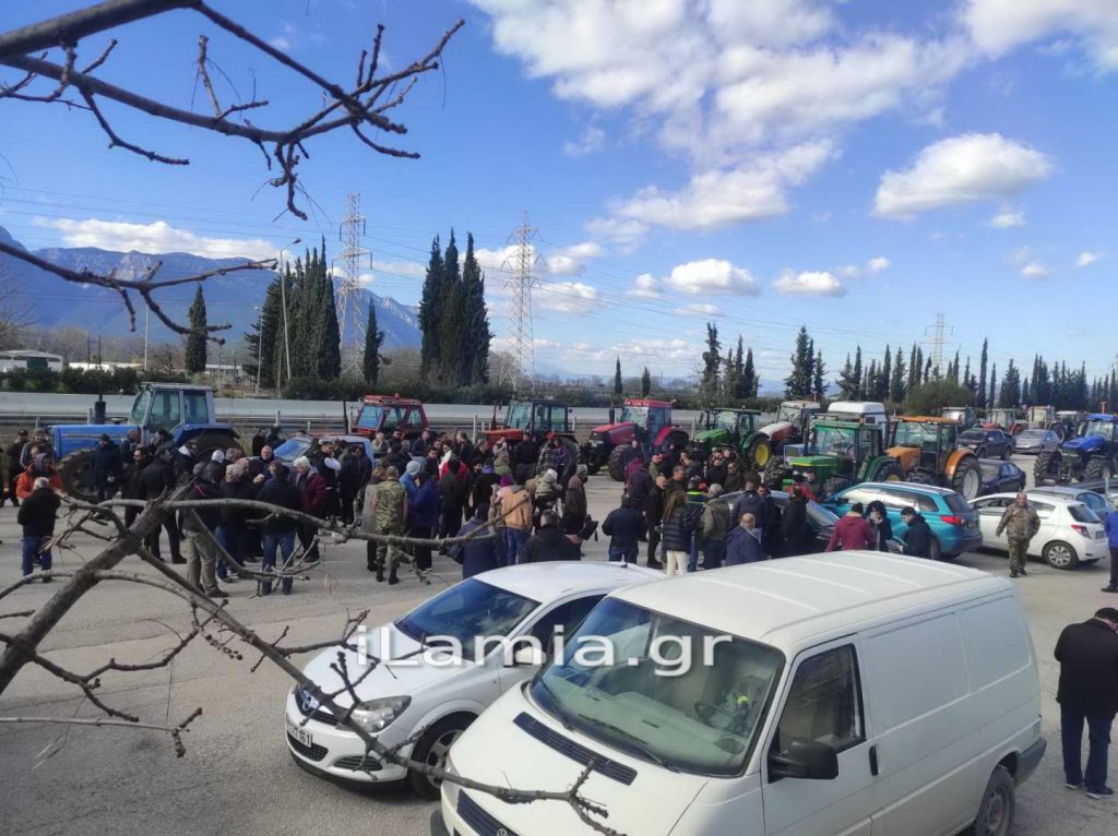 Αγρότες έκλεισαν συμβολικά την ΕΟ Αθηνών-Λαμίας – Τρακτέρ στο κέντρο της Λάρισας (βίντεο)