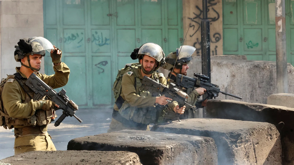 Οι Ισραηλινές Αμυντικές Δυνάμεις εισέβαλαν στα γραφεία ανώτερων αξιωματούχων της Χαμάς στη Χαν Γιουνίς (βίντεο)